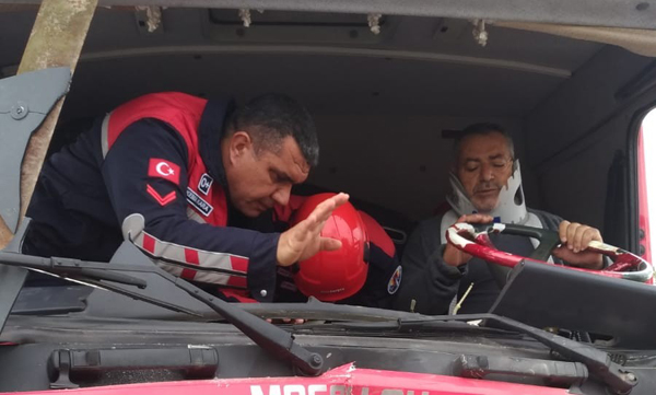Yol süpürme aracına çarpan kamyonun sürücüsü sıkıştı