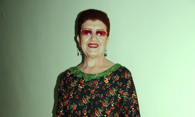Çiziyor, dikiyor, giyiyor