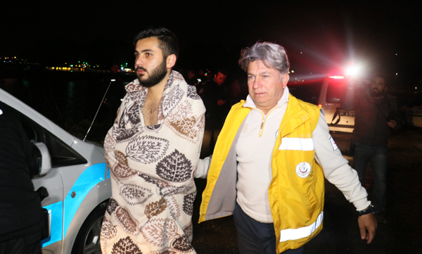 Virajı alamayan sürücü aracıya göle düştü