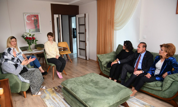 Başkan Sözlü’den şehit eşine nezaket ziyareti