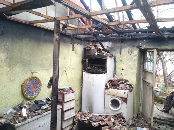 Evi yanınca evsiz kaldı
