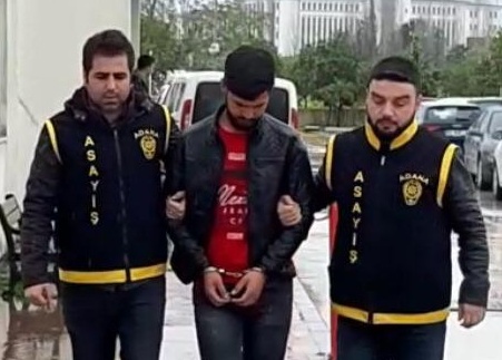 Cep telefonu çalıp arkadaşlarına hediye etti