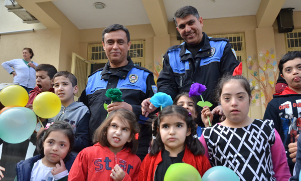 Özel çocuklar polis yeleği giydi, polis sireni çaldı