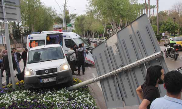 Kırmızı ışıkta geçip hasta taşıyan ambulansla çarpıştı