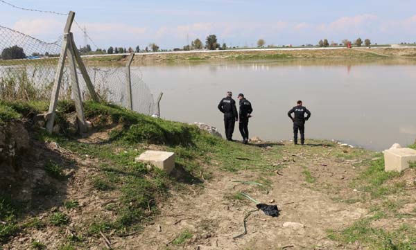 Boğulma tehlikesi geçiren çocuğu polis kurtardı