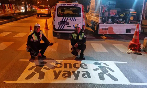 Yaya geçidinde sürücülere görsel uyarı