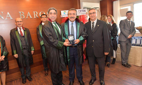 Soner Çetin’e 25. Yıl plaketi