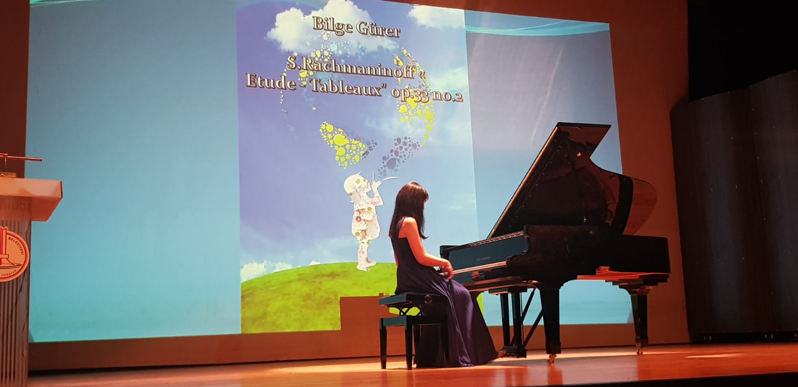 3 piyanist tuşlara Onkoloji hastaları için bastı
