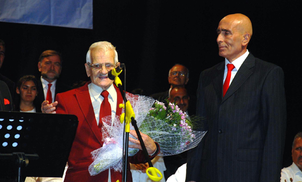 Baba yazdı oğlu okudu