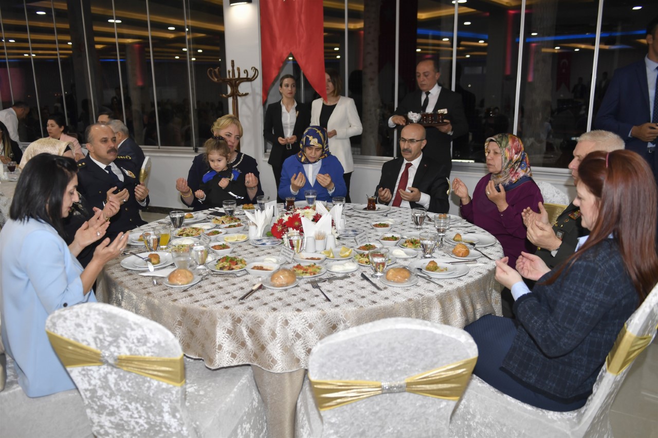 Vali Demirtaş şehit aileleriyle bir araya geldi