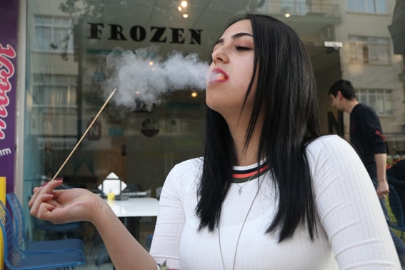 Dondurma yiyenin ağzından duman çıkıyor