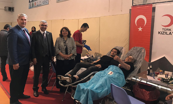 Öğrenci ve velilerden Kızılay’a kan bağışı
