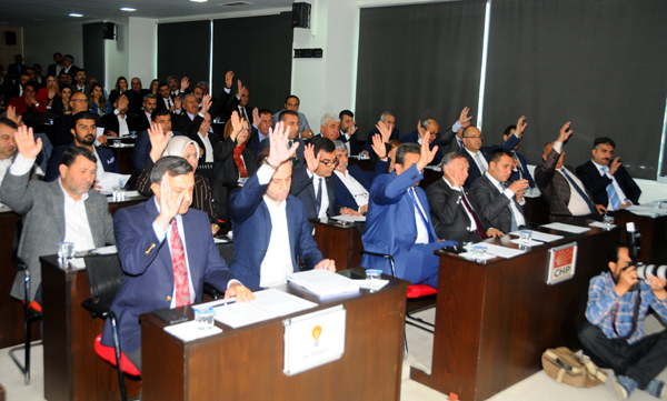 Adana Büyükşehir Belediyesi'ne her gün haciz geliyor