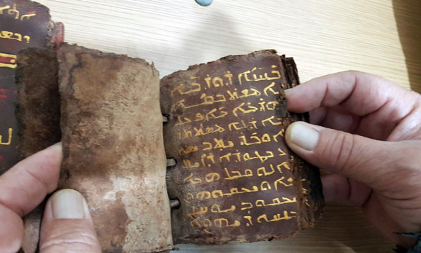 Paha biçilemez İncil'i polise satarken yakalandılar
