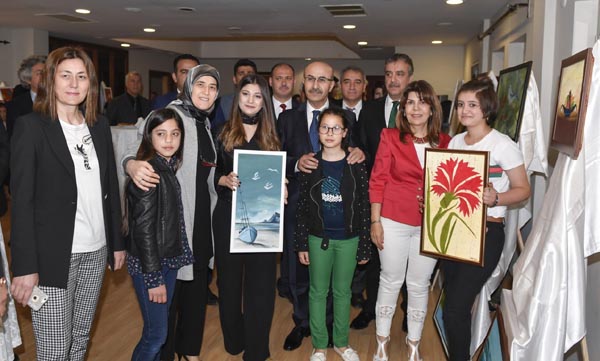 Vali Demirtaş, sergi açtı