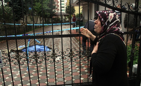 Kızının cesedi başındaki ağıdı yürekleri yaktı