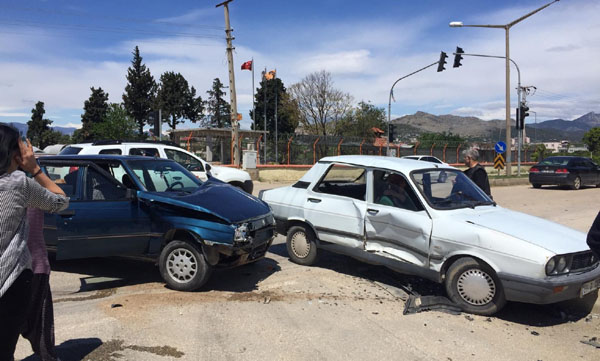 Adana'da trafik kazası: 3 yaralı