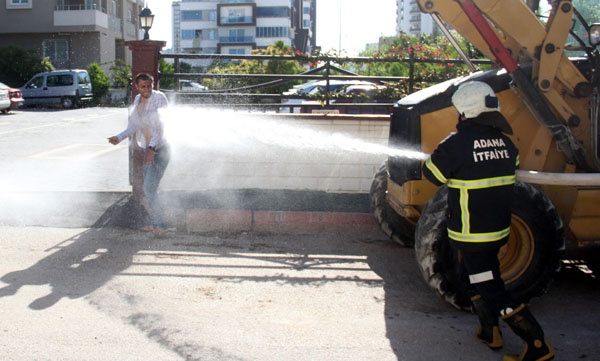 Kendine zarar verip polise saldıran gence müdahale