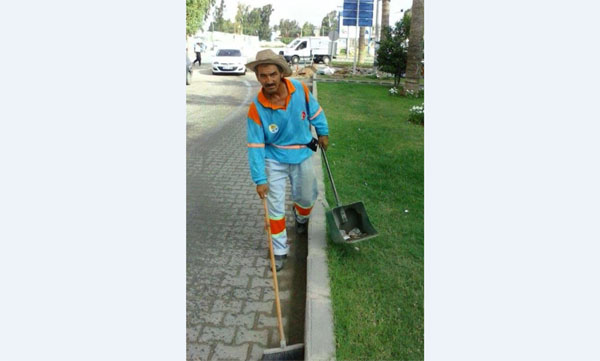 Büyükşehir Karataş kent merkezini temizliyor