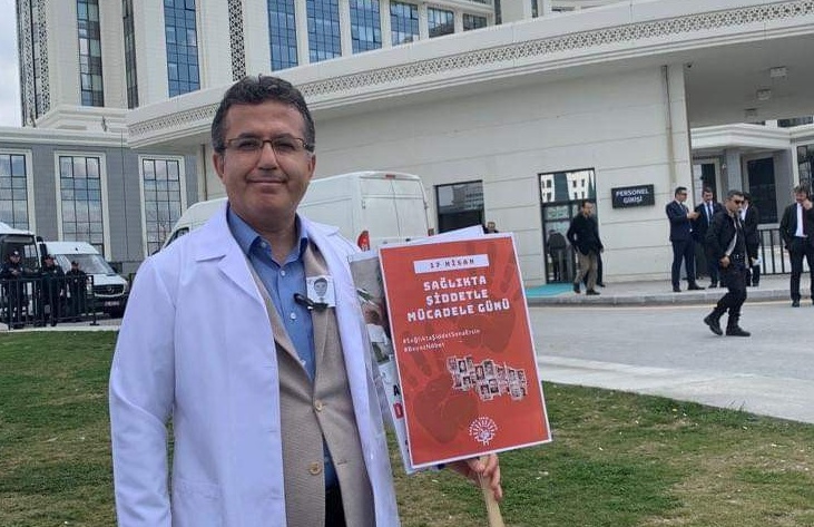 Hasta yakınları doktorun parmağını kırdı