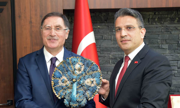 Başdenetçi Malkoç’a kozalaktan tavus kuşu