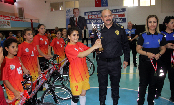 Emniyet müdürü önce gol attı sonra kupa verdi