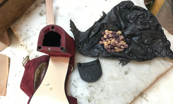 Topuklu ayakkabıdan uyuşturucu hap çıktı