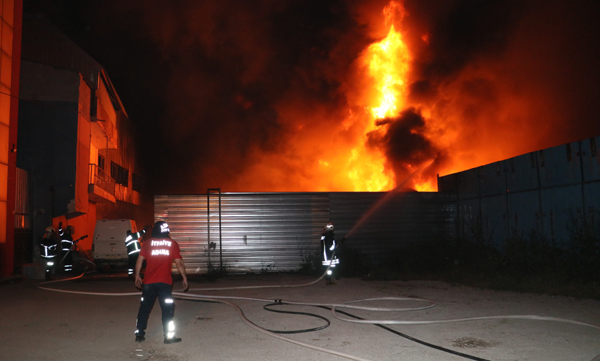 Adana’da geri dönüşüm fabrikası alev alev yandı