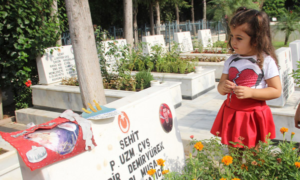 5 yaşındaki şehit kızı babasının doğum gününü kutladı