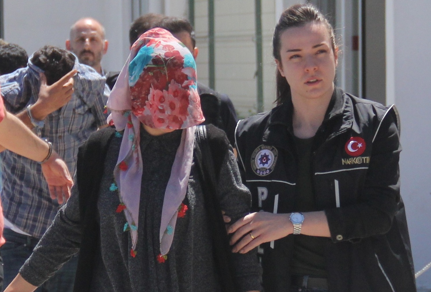 Vücuduna uyuşturucu sardı