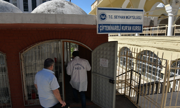 Sadaka paralarını çalıp içerde yemek yediler
