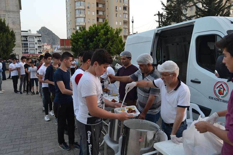 Kızılay’dan 400 kişiye iftar programı