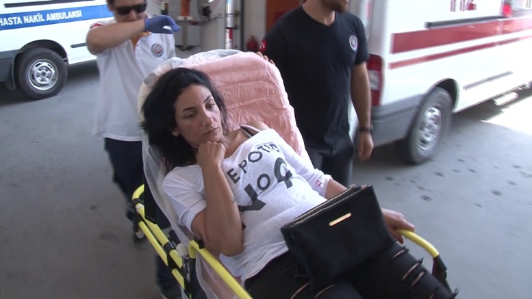 Hamile eşini otomobilden attı