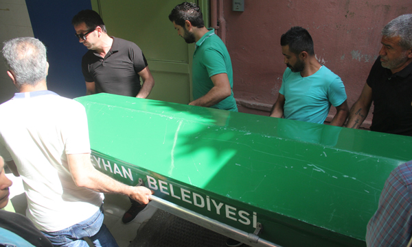 Ses sanatçısının cenazesini karıştırdılar