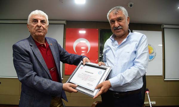 Muhtarlardan Başkan Karalar’a onur belgesi