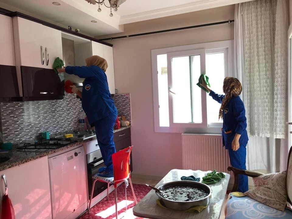 Ceyhan'da yaşlıların evlerinde bayram temizliği yapılıyor