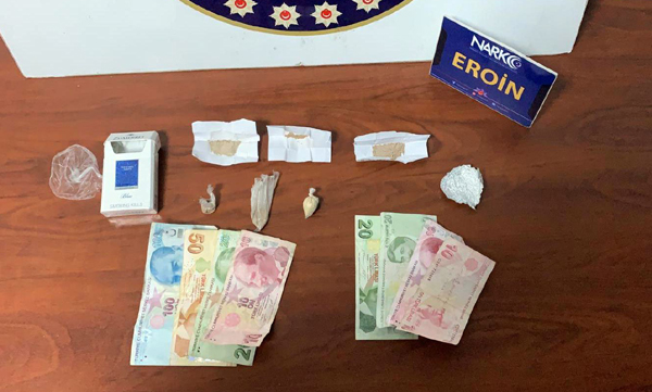 5 gram eroinle yakalanan iki kişi tutuklandı