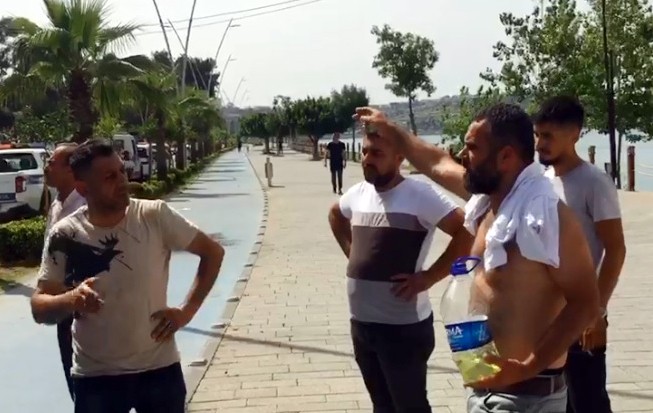 ‘Bici bici’ satıcısı kendini yakmaya kalkıştı