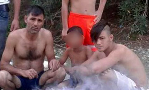 Öldürdüğü babasıyla aynı karede
