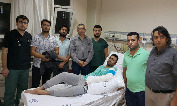 ÇÜ’de yatan hasta, Asistan Hekimin kolunu serum askısı ile kırdı