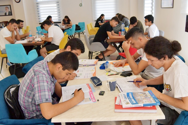 Öğrencilere rahat ders çalışma ortamı