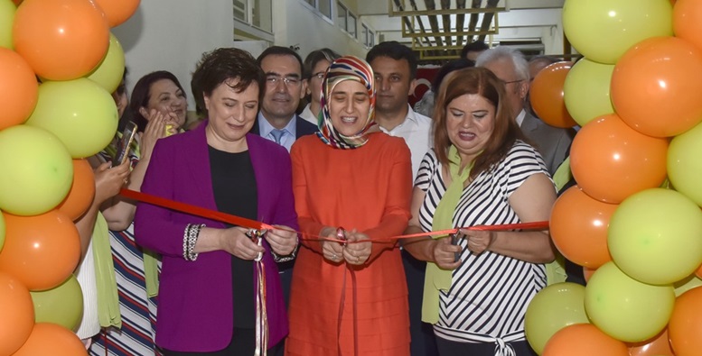 Vali eşi HEM sergi açılışında