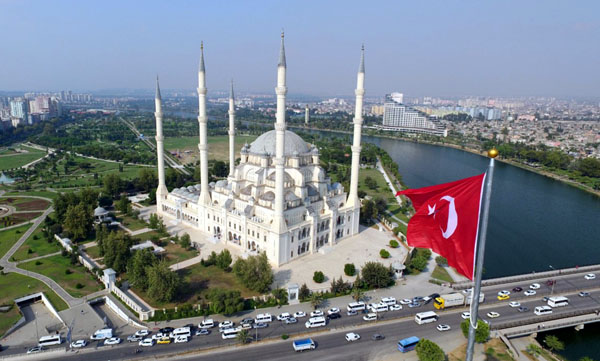 Adana’nın semalarına dev Türk Bayrağı