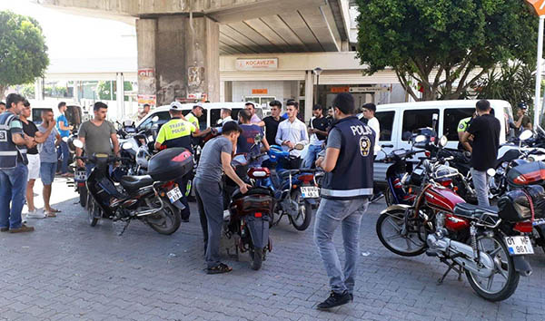 Adana'da motosiklet uygulamasında ceza yağdı