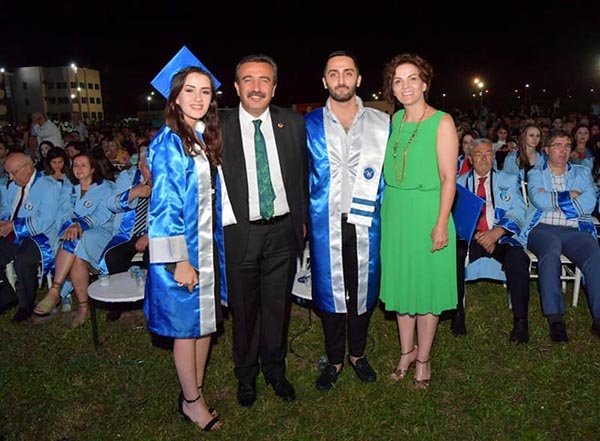 Başkan Çetin’in 3 çocuğu da aynı gün mezuniyet sevinci yaşadı
