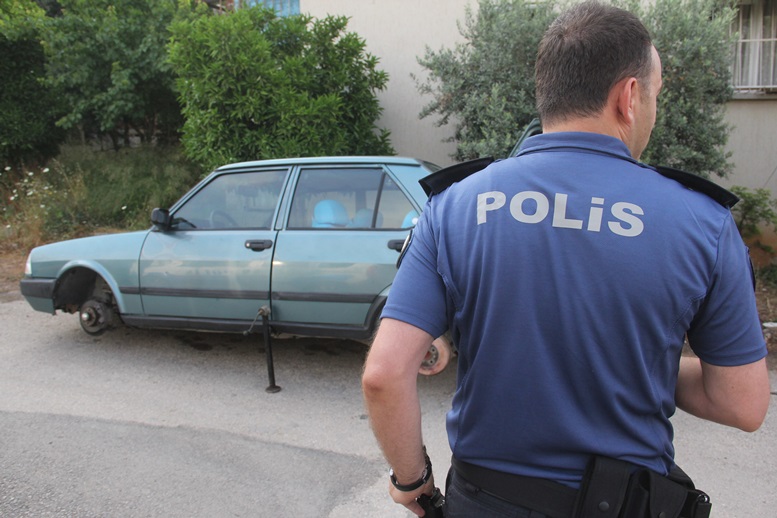 Aracın lastiklerini çaldılar!