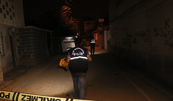 Uyuşturucu kullanıp 1 polis ve 2 kişiyi bıçakladı