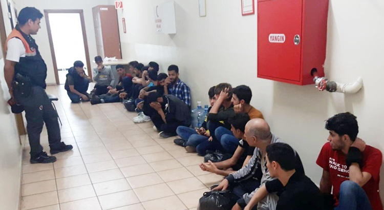 Mersin'de bir tırda 20 göçmen yakalandı