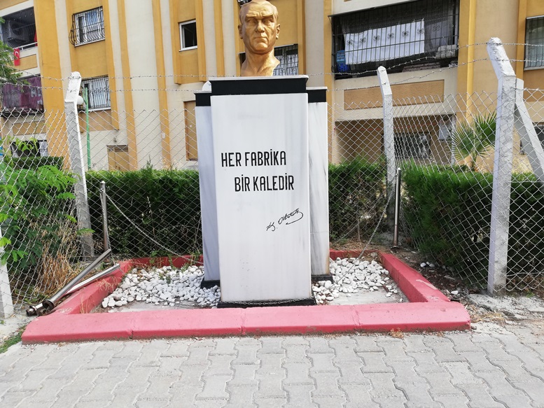 Atatürk Büstünün korumalarını kırdılar