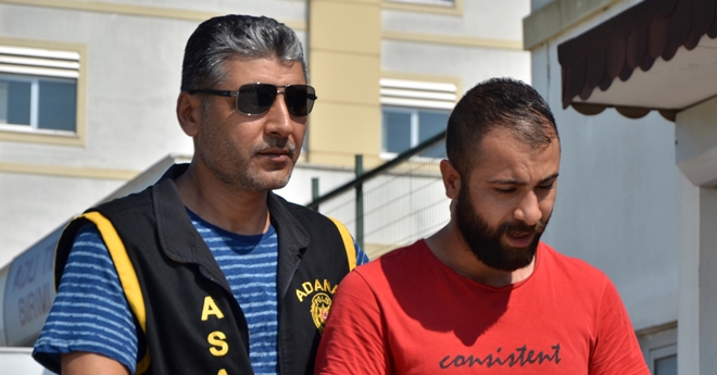 Sokakta oturan kadının elindeki cep telefonunu çaldı
